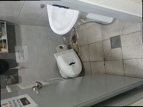 만안구 안양2동 하수구막힘 배수구 거름망을 분리해 이물질을 확인하는 장면