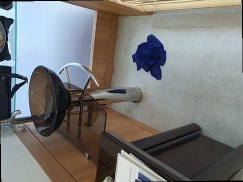 만안구 하수구막힘 배수구 주변의 물 고임과 오염 상태를 확인하는 장면